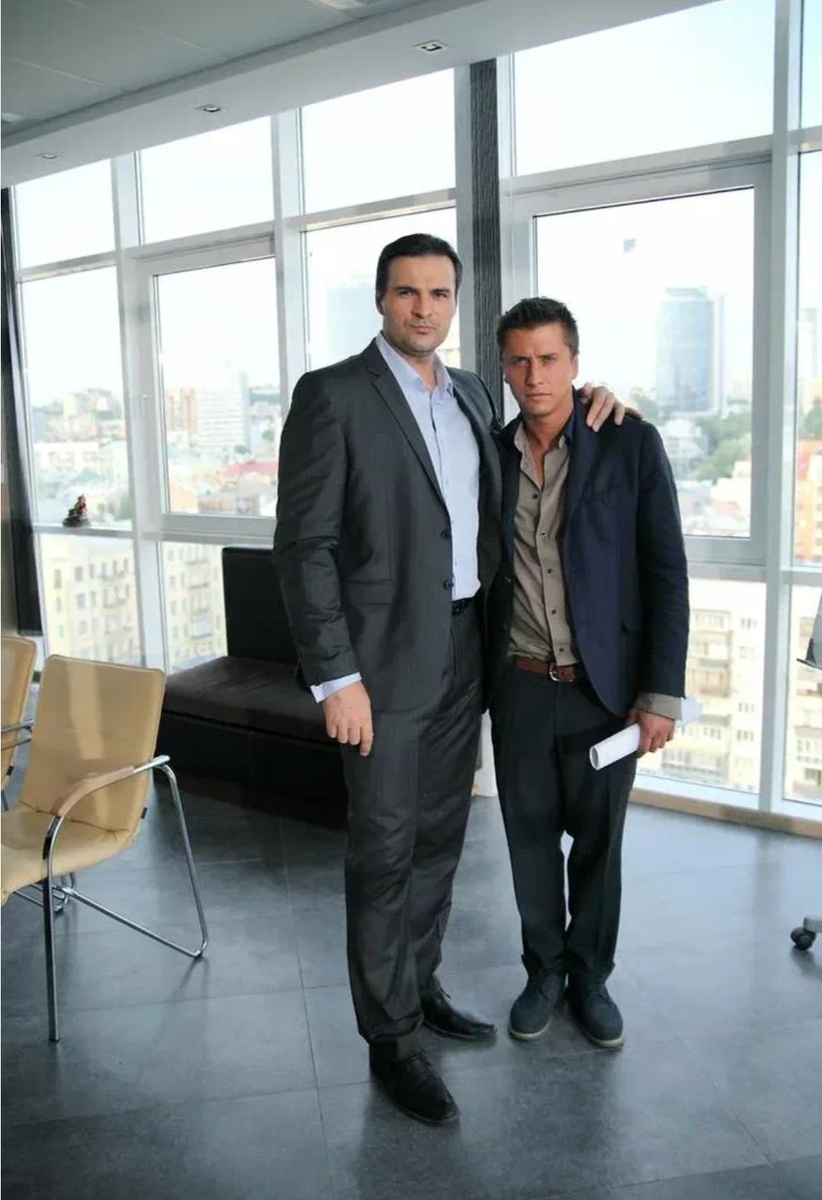 Павел Прилучный рядом с Александром выглядит как мальчик.