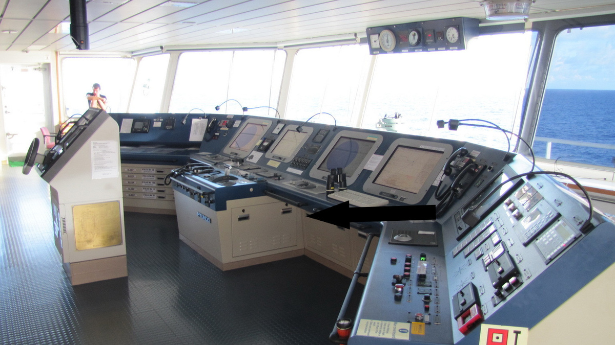    Почему руль на корабле всегда сзади?