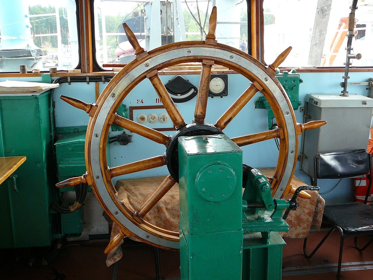    Почему руль на корабле всегда сзади?