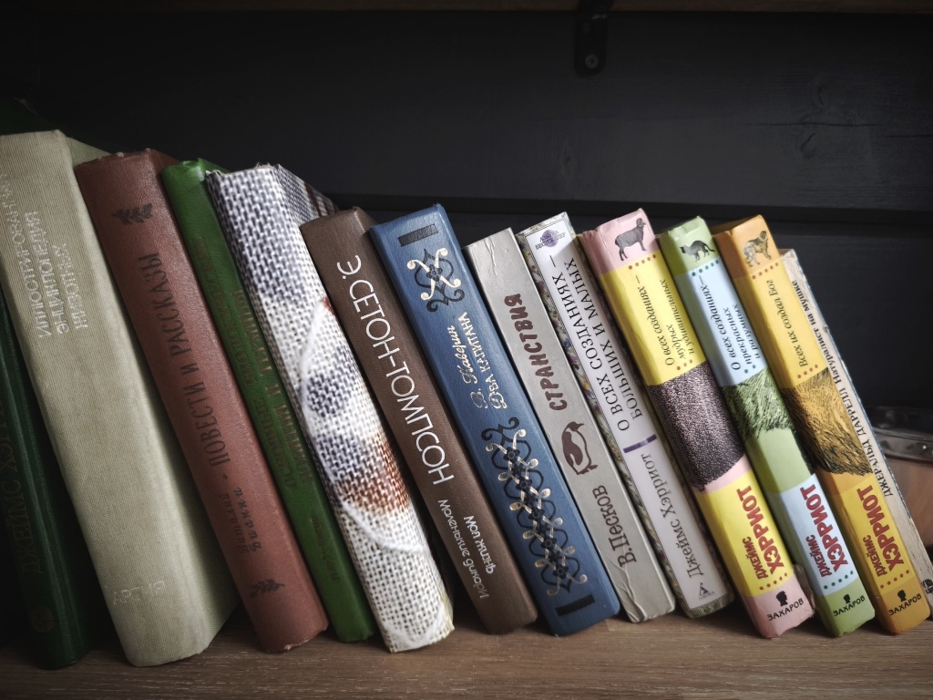 Не знаю, кто подкинул на полки "о животных" Каверина, может потому, что "Два капитана" всегда была моей любимой книгой детства, наравне с остальными, представленными здесь 