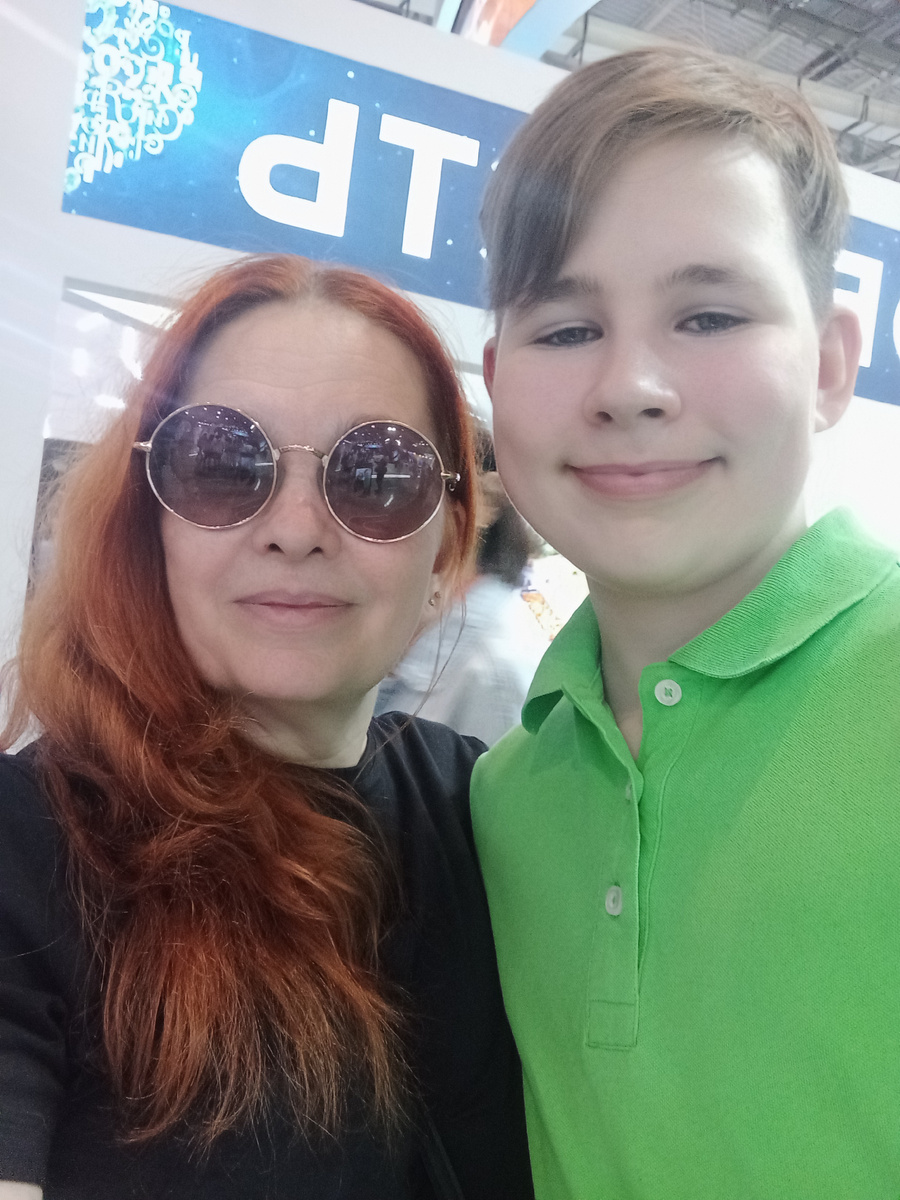 Кстати, если бы мой ребёнок вылил какао в чужую кашу, мало бы ему не показалось. И в школу бы пешком ходил, а не на такси ездил. И вкусняшек был бы точно лишён. 