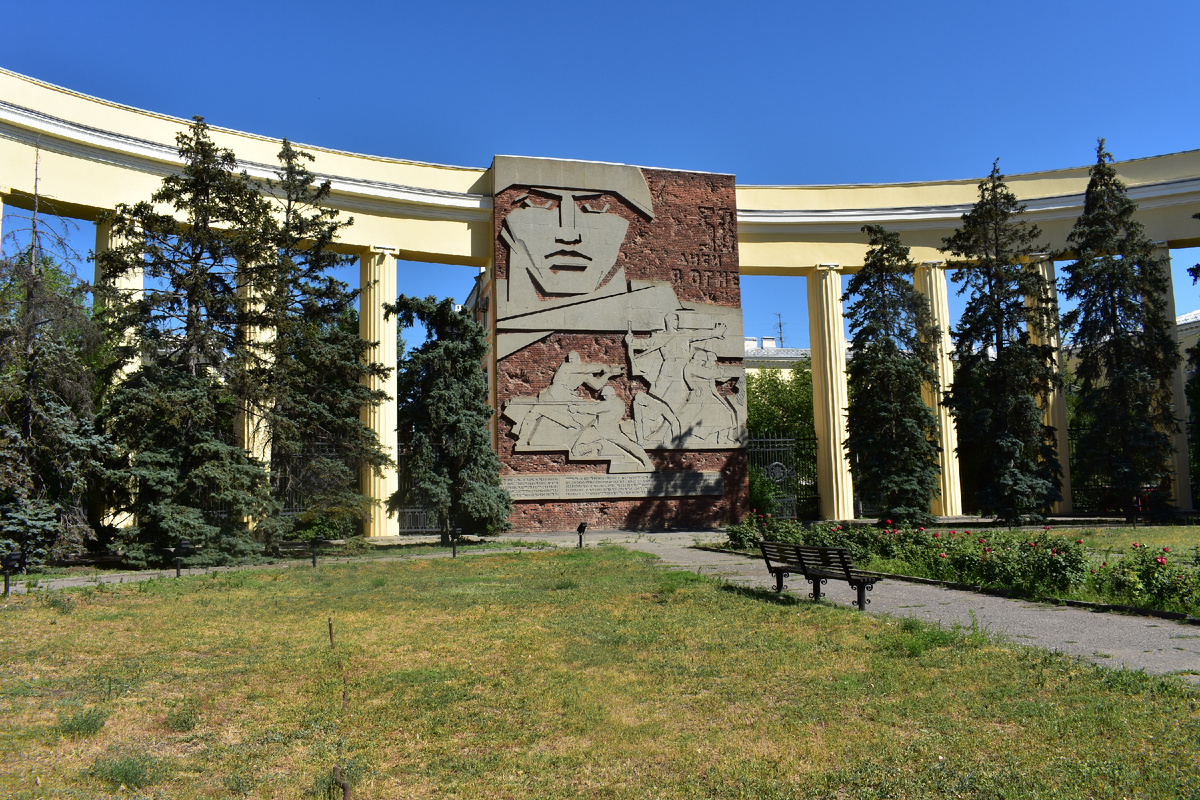 Барельеф "58 дней в огне", посвящённый осаде дома Павлова