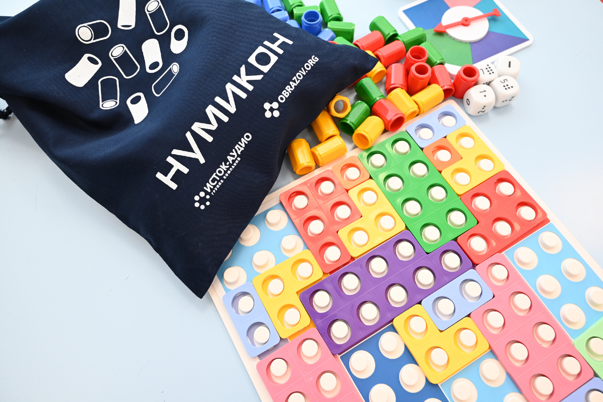 Состав набора Нумикон: числовые формы, доска-основа, столбики, спиннеры, числовые прямые и многое другое!