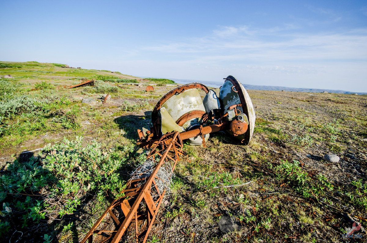 Поваленная металлическая конструкция военного назначения 