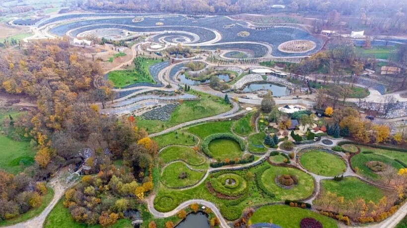    Ван Гог вдохновляет: 12 фото здания в стиле «Звездной ночи» с вихрями из лаванды