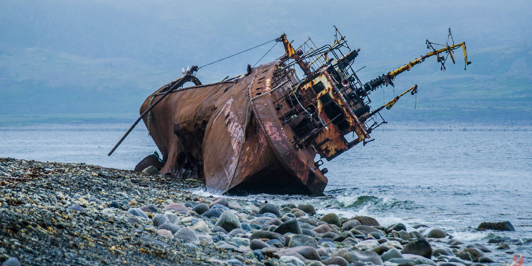 Выброшенный на морское побережье дикого острова траулер. Согласно легенде, он пережил столкновение с подводной лодкой