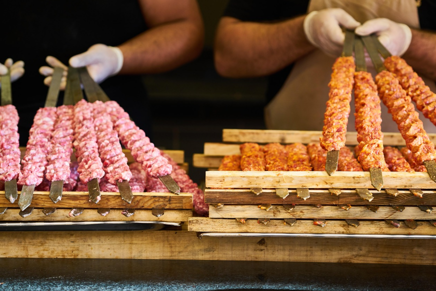 Адана Кебаб - пряное мясо в виде шашлыка, завернутое в лепешку с овощами. Фото из открытых источников.