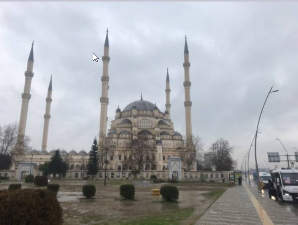 В Адане находится самая большая мечеть Турции. Фото автора.