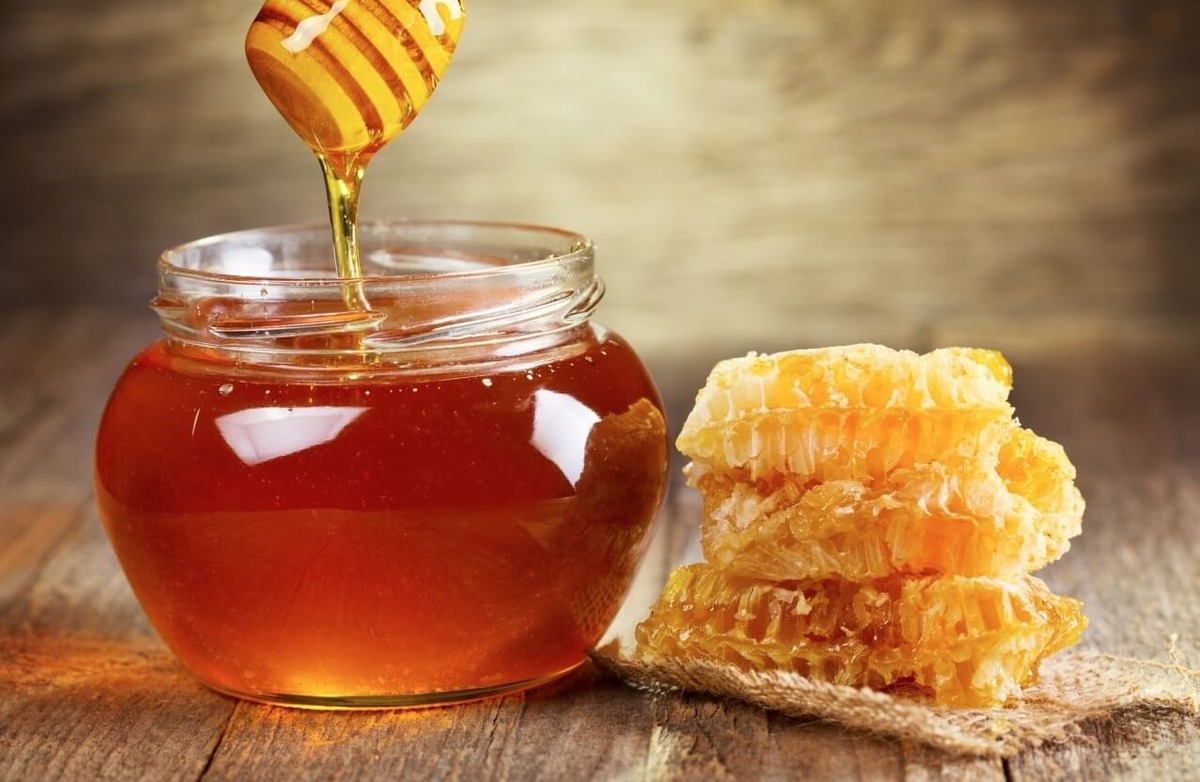    Мед использовался людьми более 8000 лет, о чем свидетельствуют наскальные рисунки каменного века. Источник изображения: culture.ru