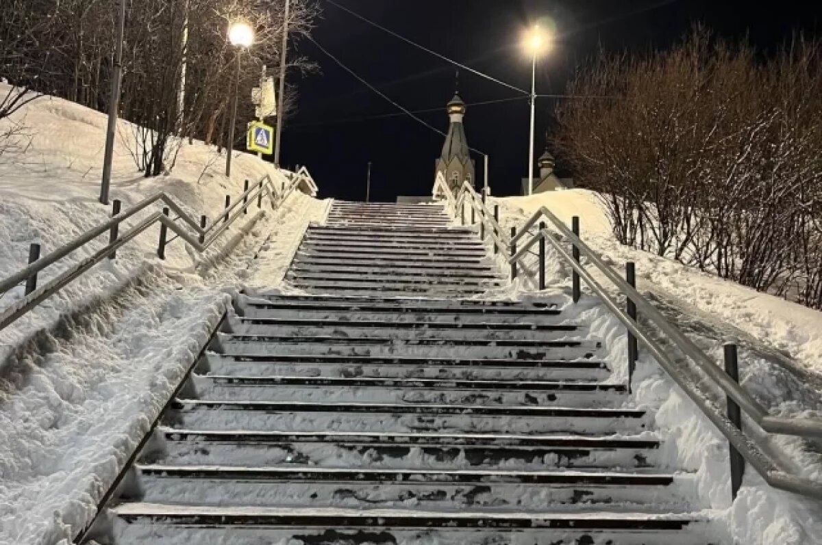    В три смены убирают городские трапы в Североморске