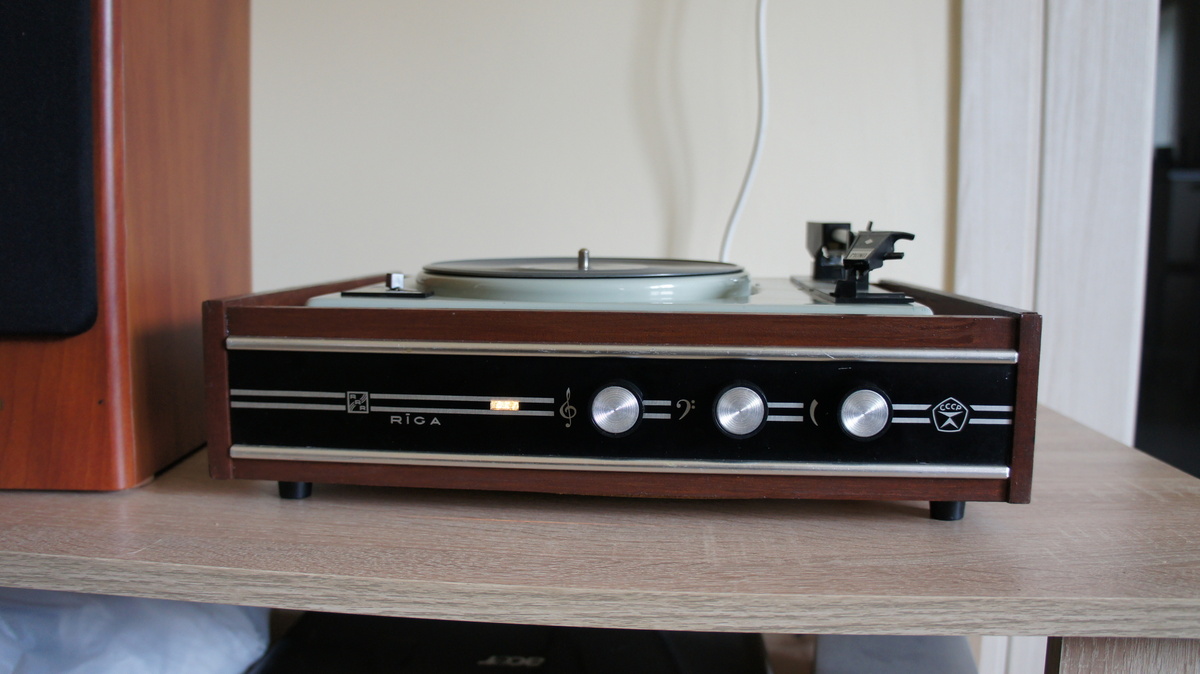 Какое-то такое убожество там и стояло на тумбочке у окна!