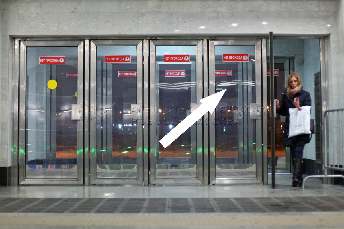    Почему двери в метро такие тугие?