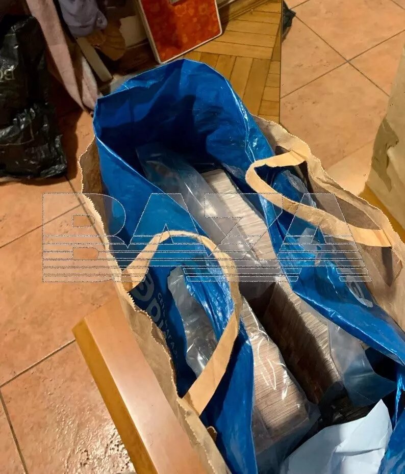 Одна из сумок с деньгами, которые передала мошенникам пенсионерка из Москвы. Фото: Baza