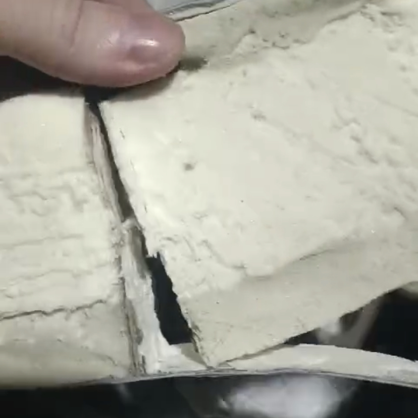 Утеплитель легко отходит от металлической облицовки