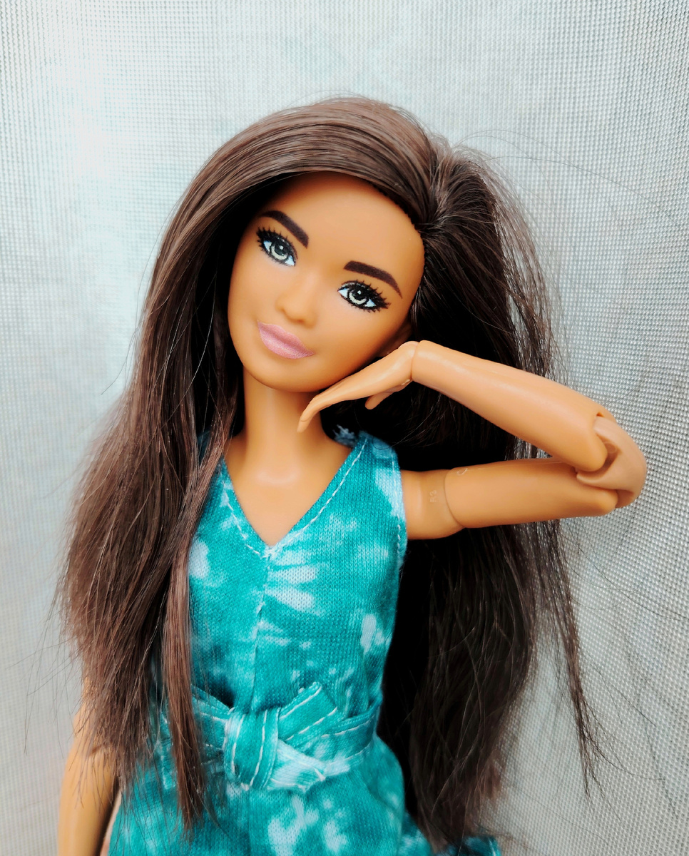 Первое фото после гибридизации, у окна на фоне шторы