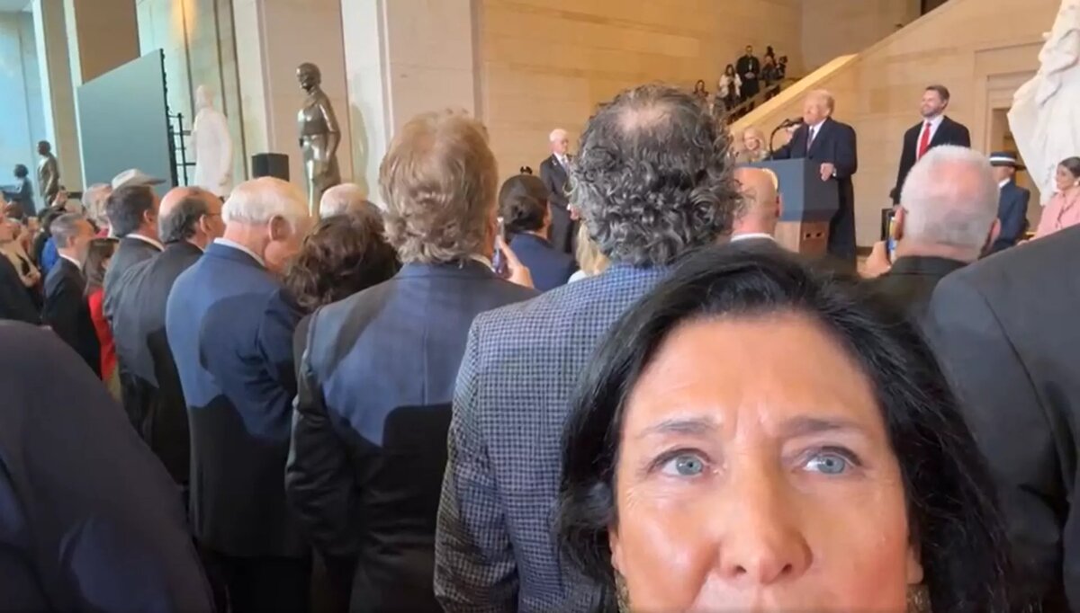 "Селфи" Саломе Зурабишвили с Дональдом Трампом, скриншот трансляции