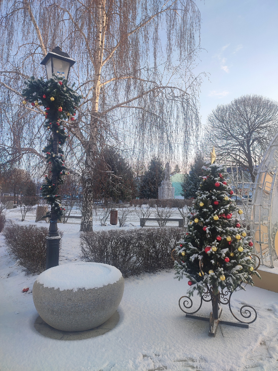 Новогоднее настроение. Город красиво украшен к празднику 