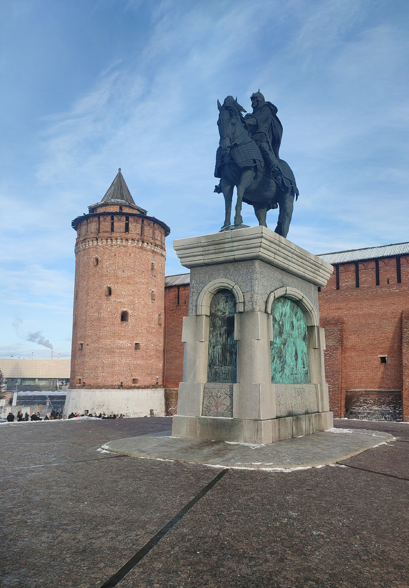 Памятник установлен в 2007 году.                   Скульптор  А. Руковишников. 