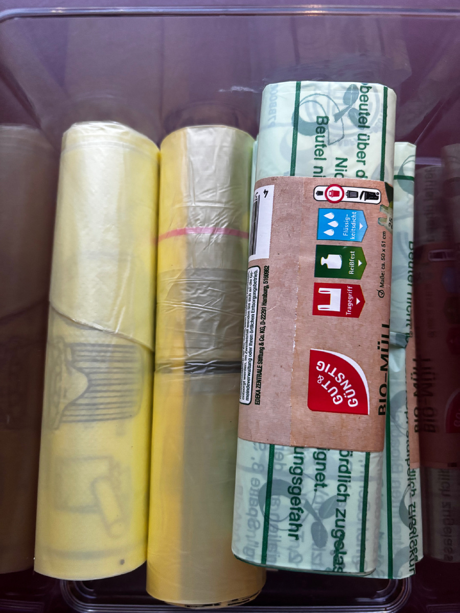 Зеленые пакеты под био, желтые под пластик. 