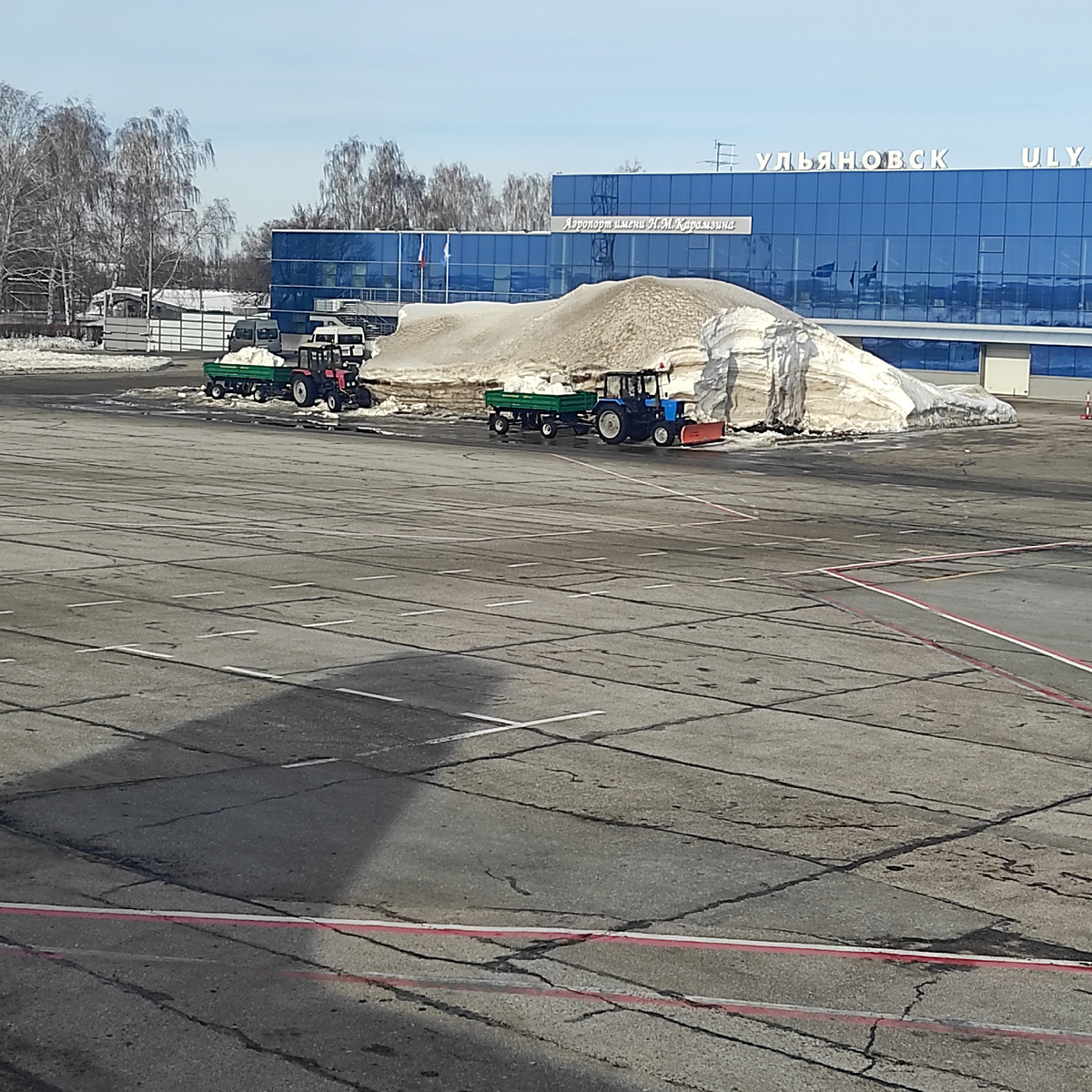 Гора снега в аэропорту Ульяновска. 