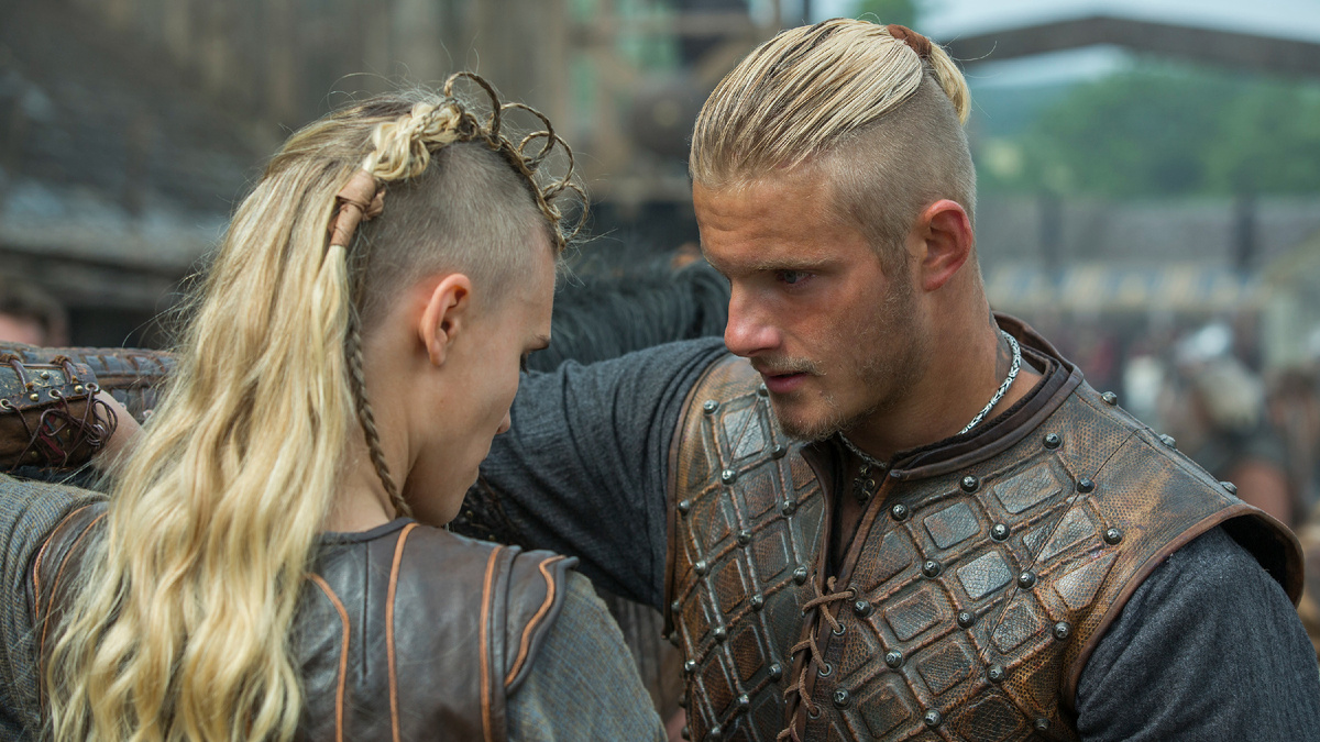 Бьерн из т/с "Викинги" вместо со своей зазнобой. К реальности сие относится не намного ближе, чем викинг с предыдущего фото.