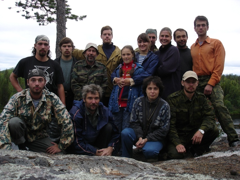 Группа туристов ИПФ РАН на реке Кутсайоки (Карелия). Сидят Михаил и Инна Глявины, между ними Мария Глявина, 2005 год