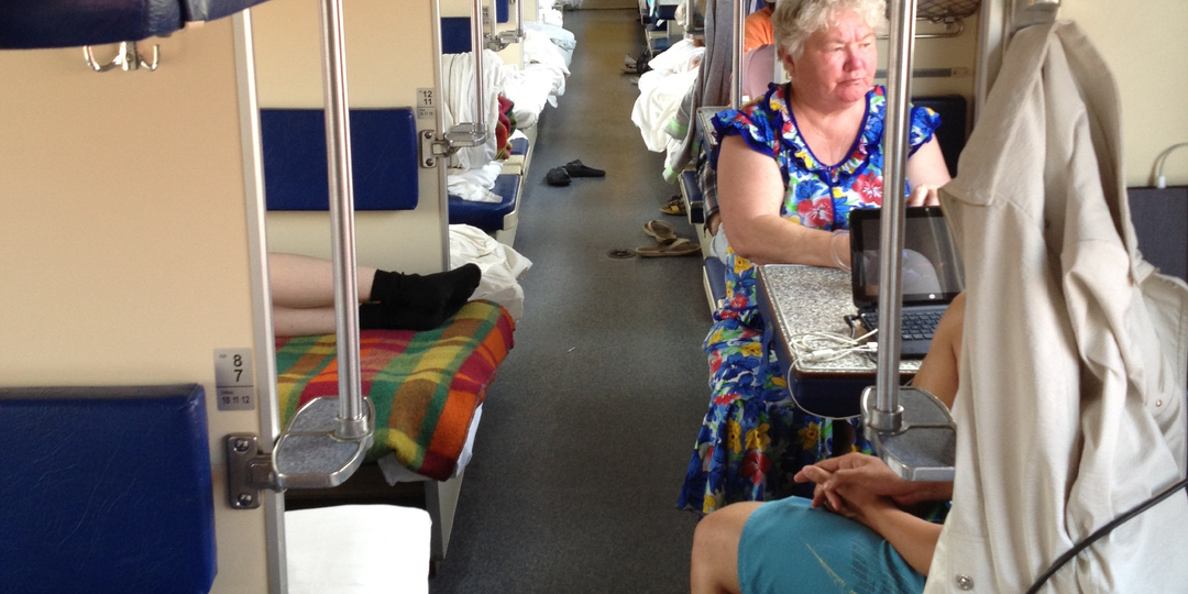 Что взять с собой в поезд для большего комфорта. 21 полезная вещь