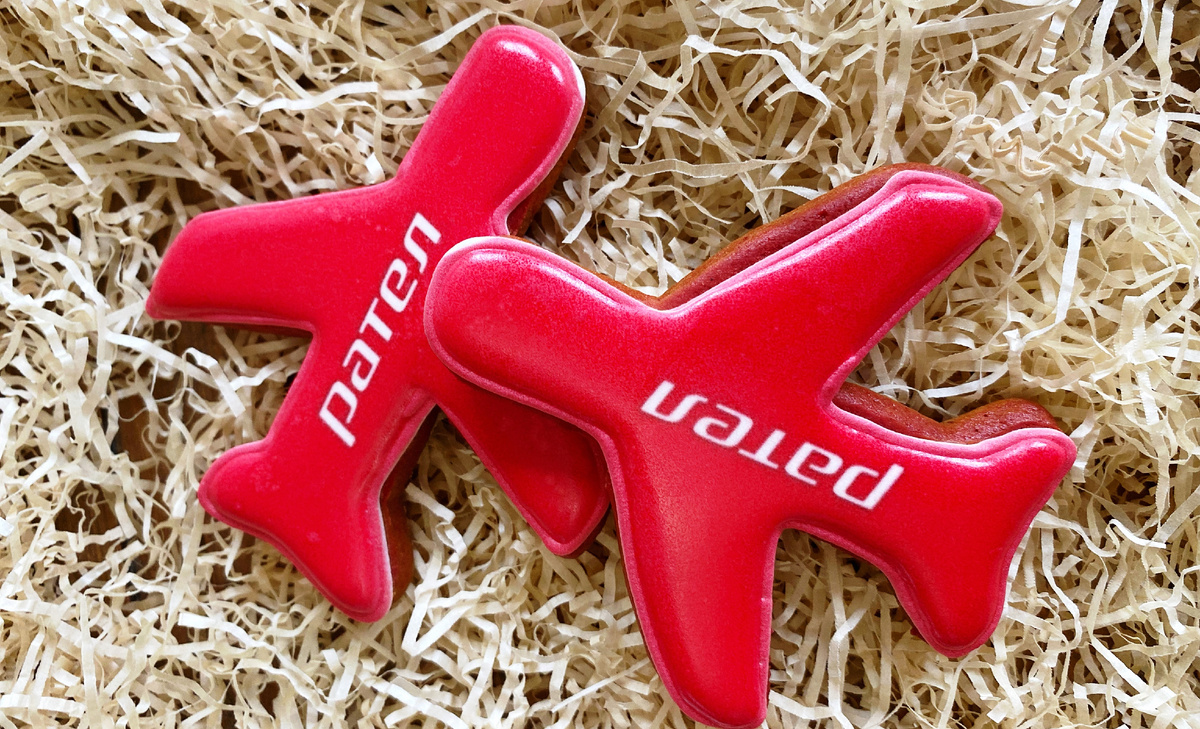 Брендированный пряник с логотипом компании - самолетик