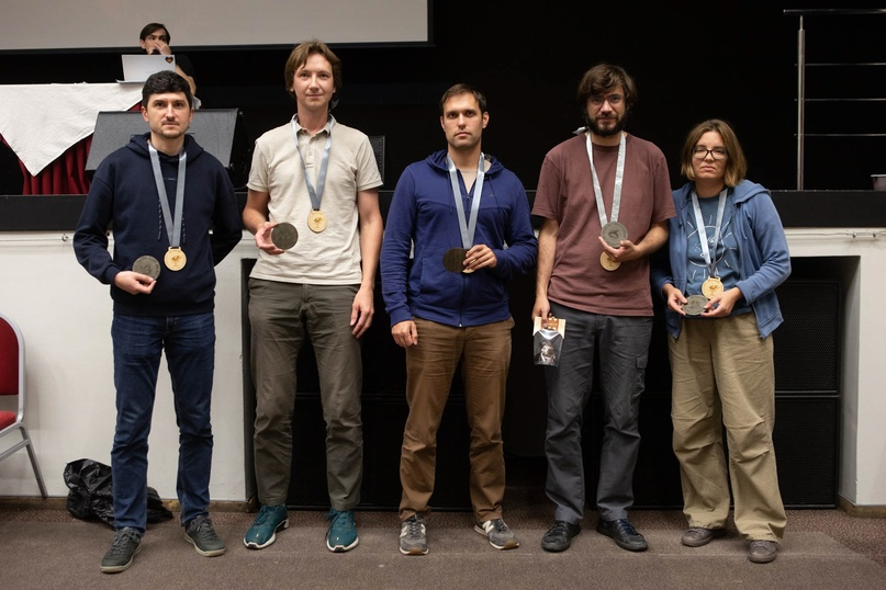 "Кошка или сова" с медалями фестиваля "Nevermore", слева направо Соболев Дмитрий, Слюняев Николай, Ошарин Иван, Господчиков Егор, Лазарева Мария