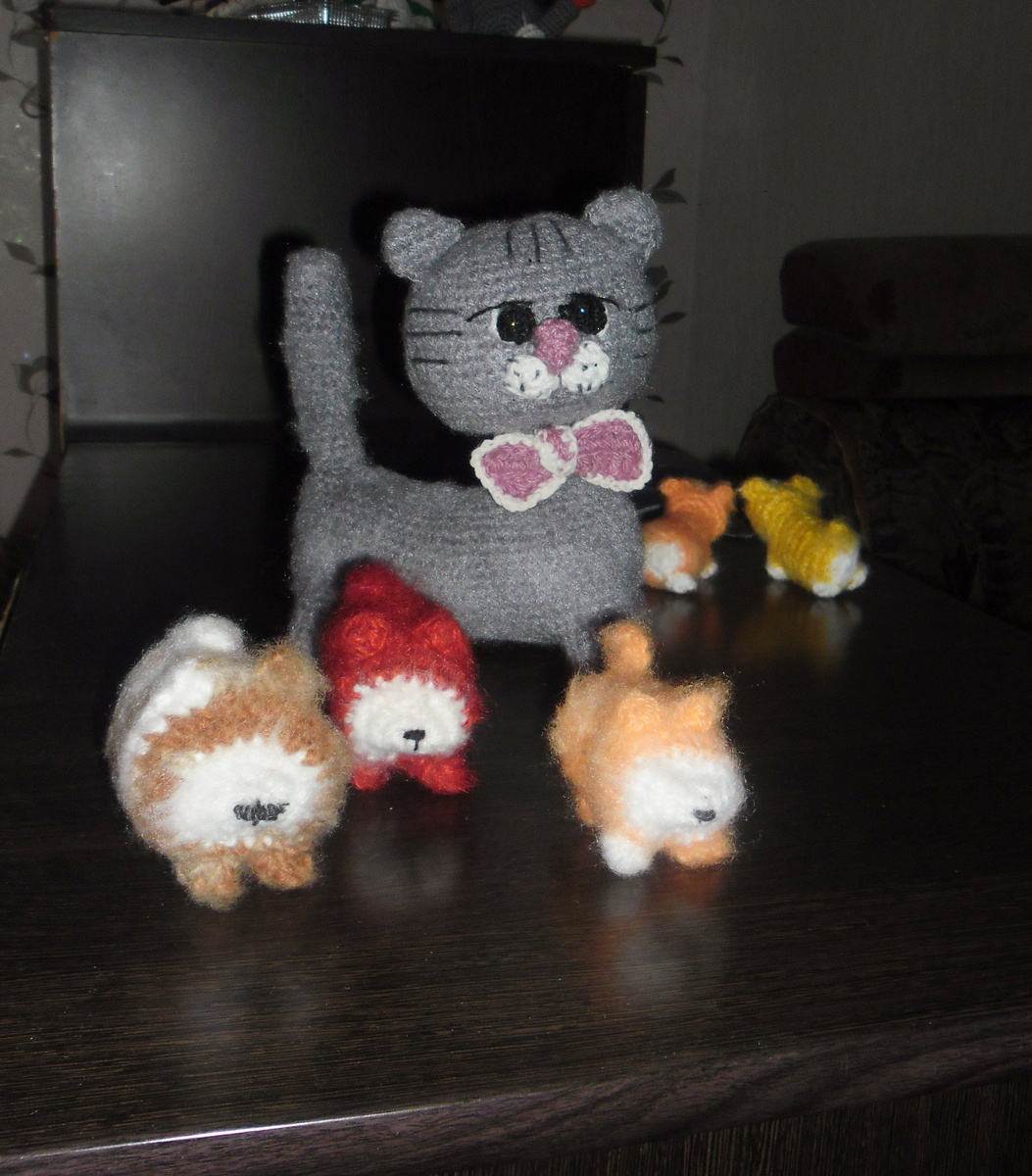 нашла маленьких котов у Антонины дегтяревой..а потом и побольше)))вяжу