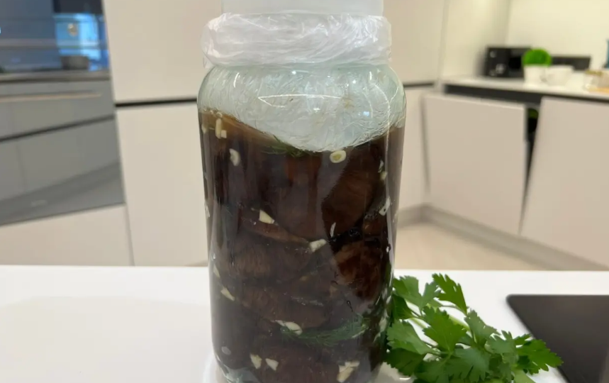 Как сохранить открытую банку с капустой, огурцами, грибами несколько месяцев (ничего не портится, не темнеет)