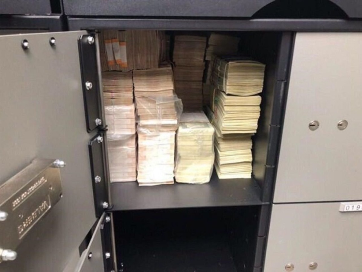 Источник https://polinka.top/pics3/uploads/posts/2023-12/1702969897_polinka-top-p-seif-s-dengami-kartinki-pinterest-29.jpg