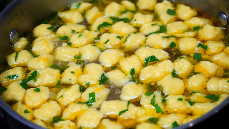 Такой суп съедается Подчистую: Варю его стабильно 3 раза в неделю и не надоедает. Клецки я делаю картофельные, манные и из творога.