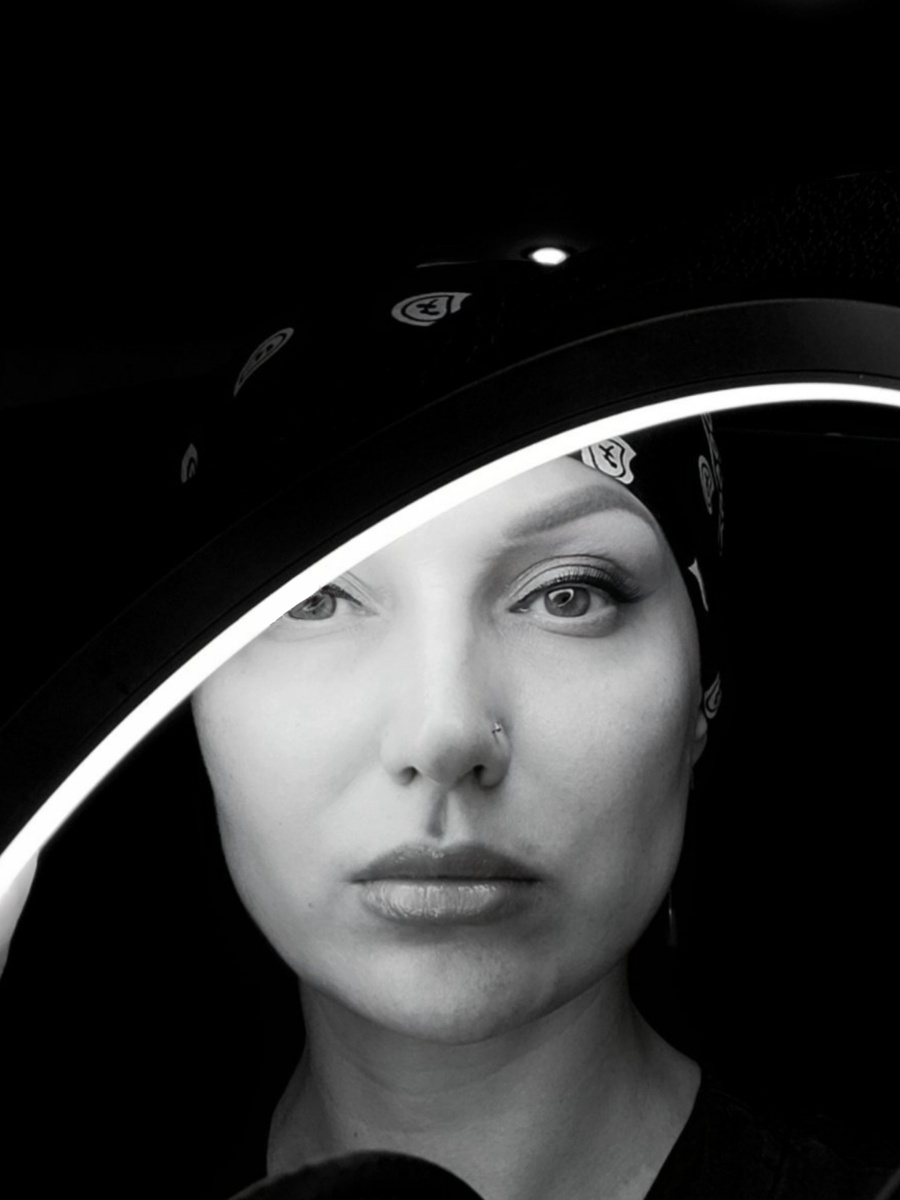 Это не фото черно-белое, это, как мне казалось тогда, моя жизнь черно - белая🙈