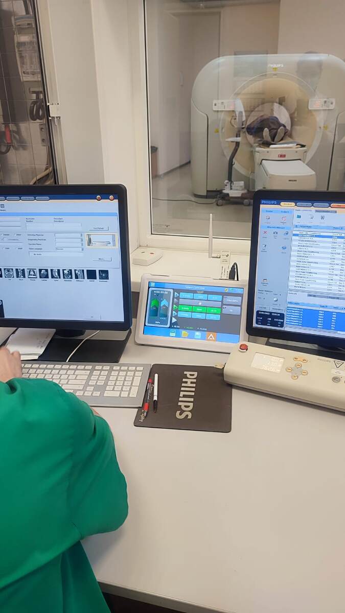 Процедура КТ с контрастом, фото автора из пультовой. За пультом рентген-лаборант.