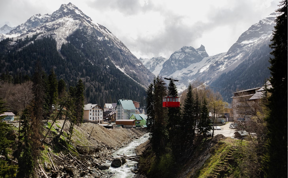 В «Домбае» работает детская горнолыжная школа, где заказывают уроки катания с инструктором. Фото: Mikhail Vasilyev / Unsplash
