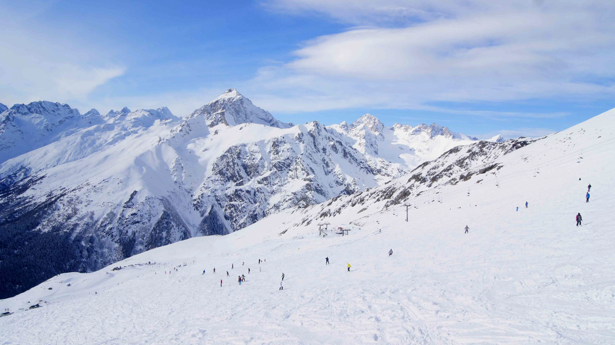 На горнолыжном курорте «Домбай» оборудовано 12 трасс, а участки для фрирайда в основном находятся рядом с официальными спусками и подъёмниками. Фото: Сергей Назаренко / Яндекс Карты