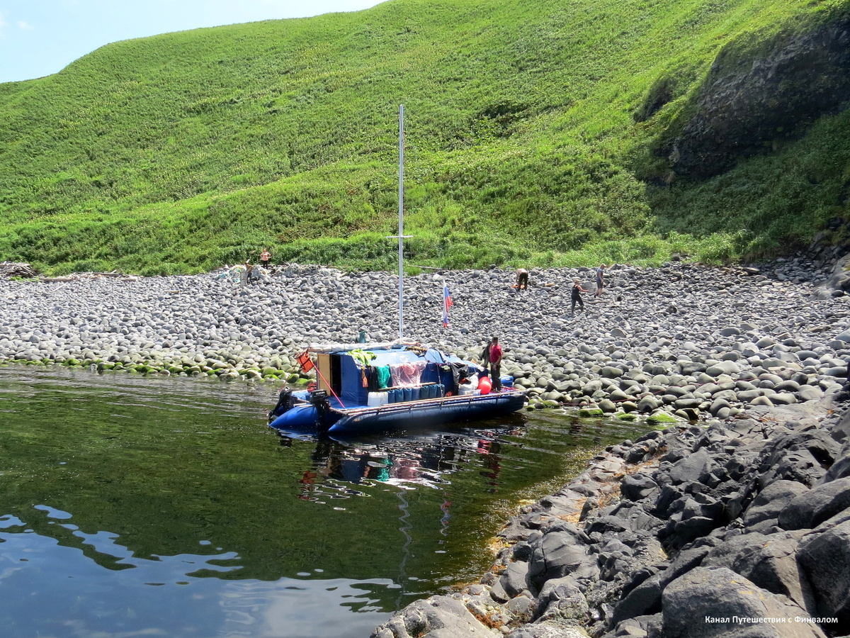 Северный мыс бухты Парус. На этом снимке мне очень нравится отражение в воде. Как будто разлитые краски!