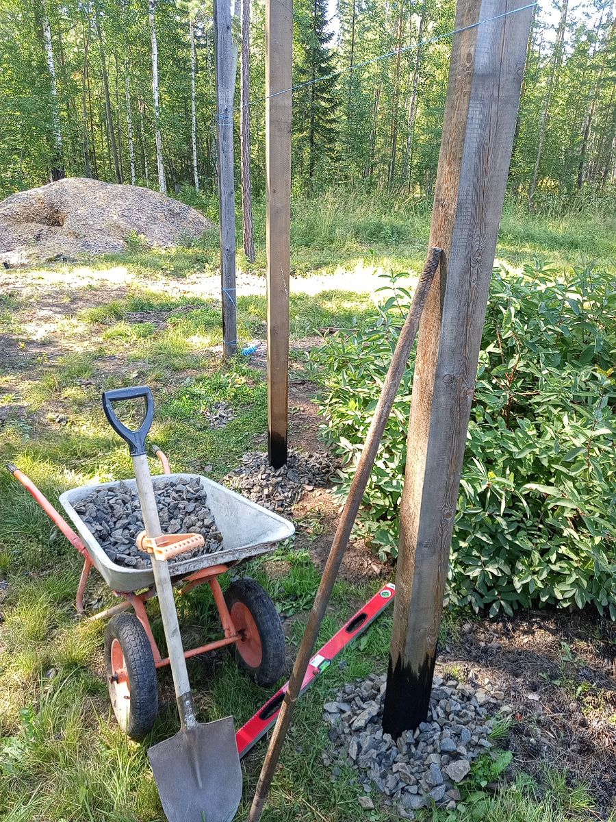 Август 2023 устанавливаю столбы для забора