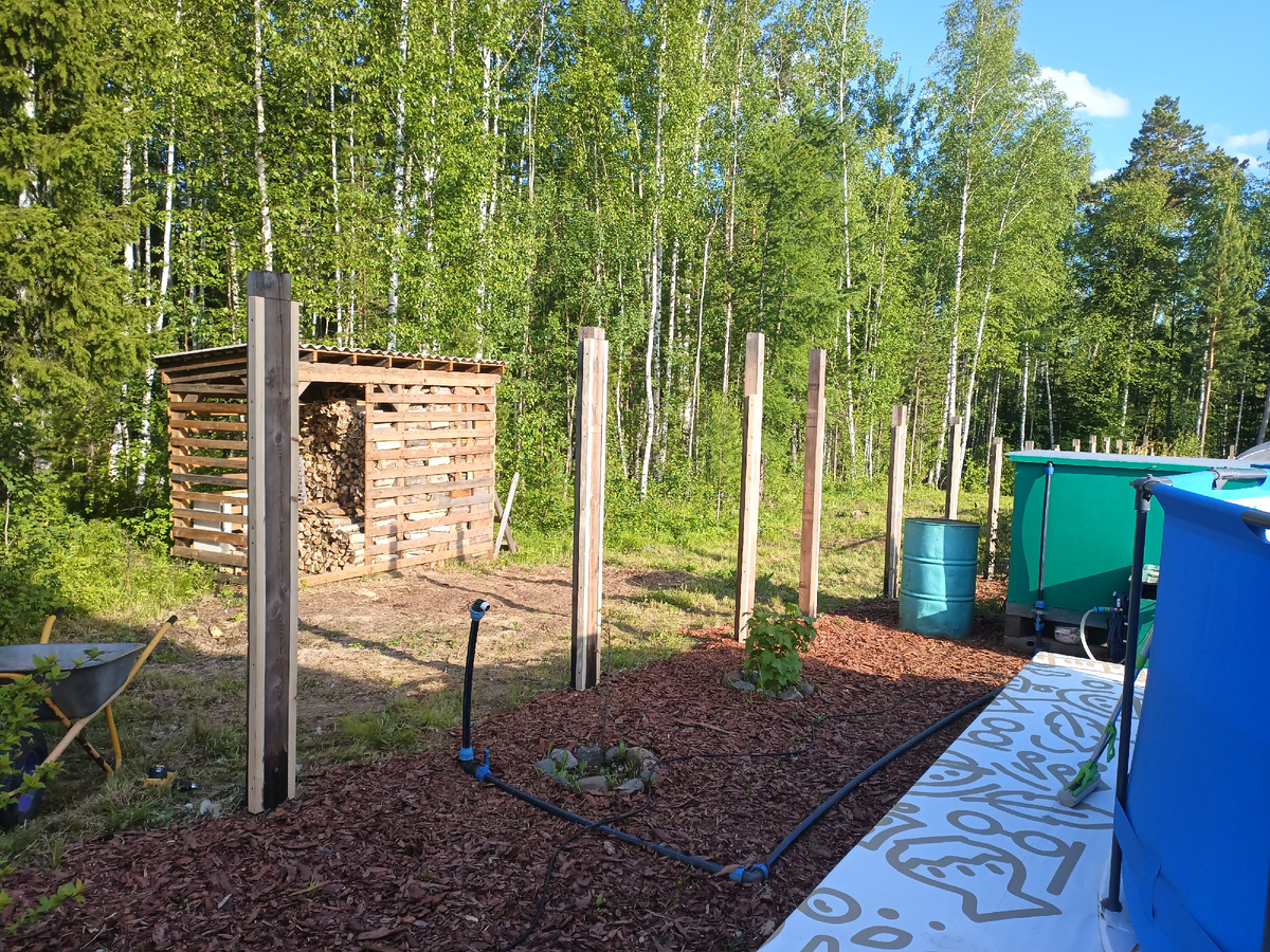 Бруски 30*30 прикручены к столбам