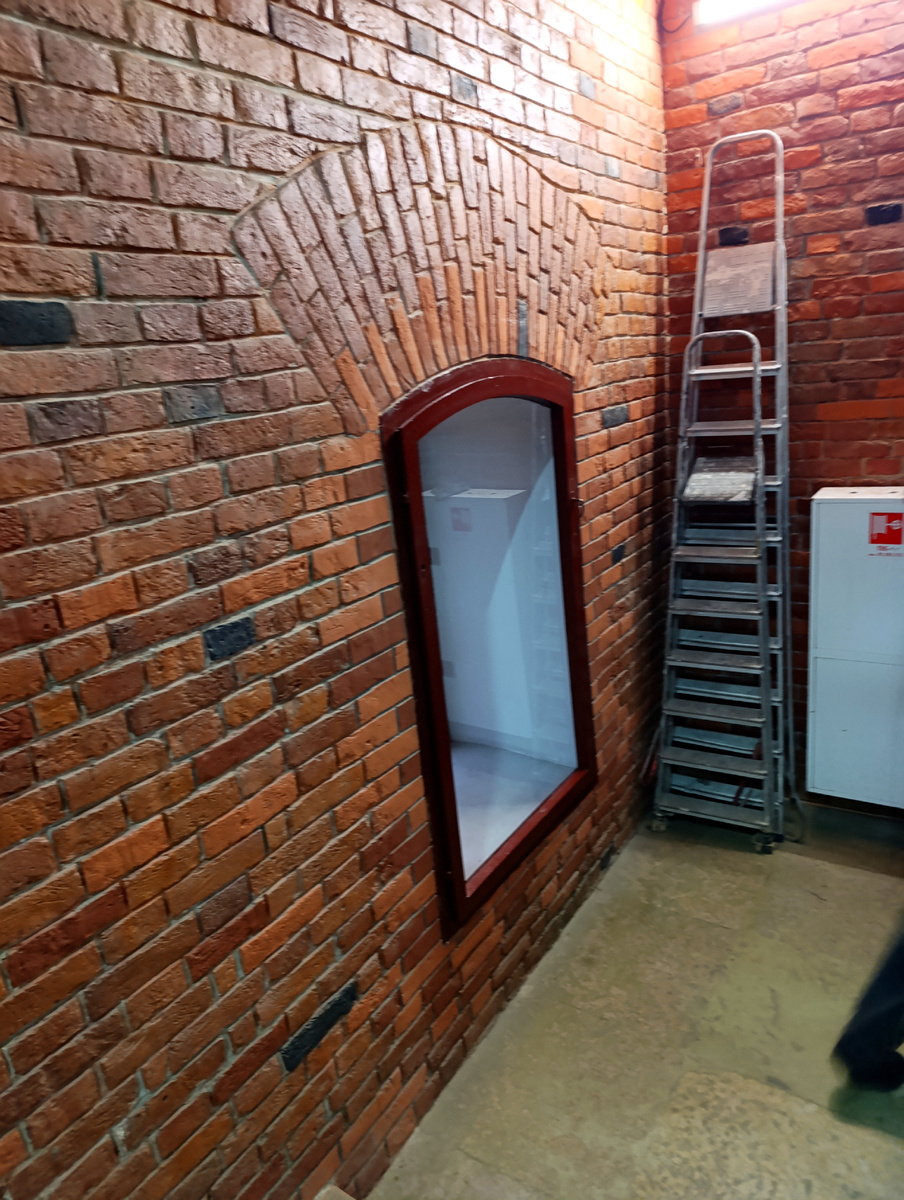 Примерно так в коридорах. 