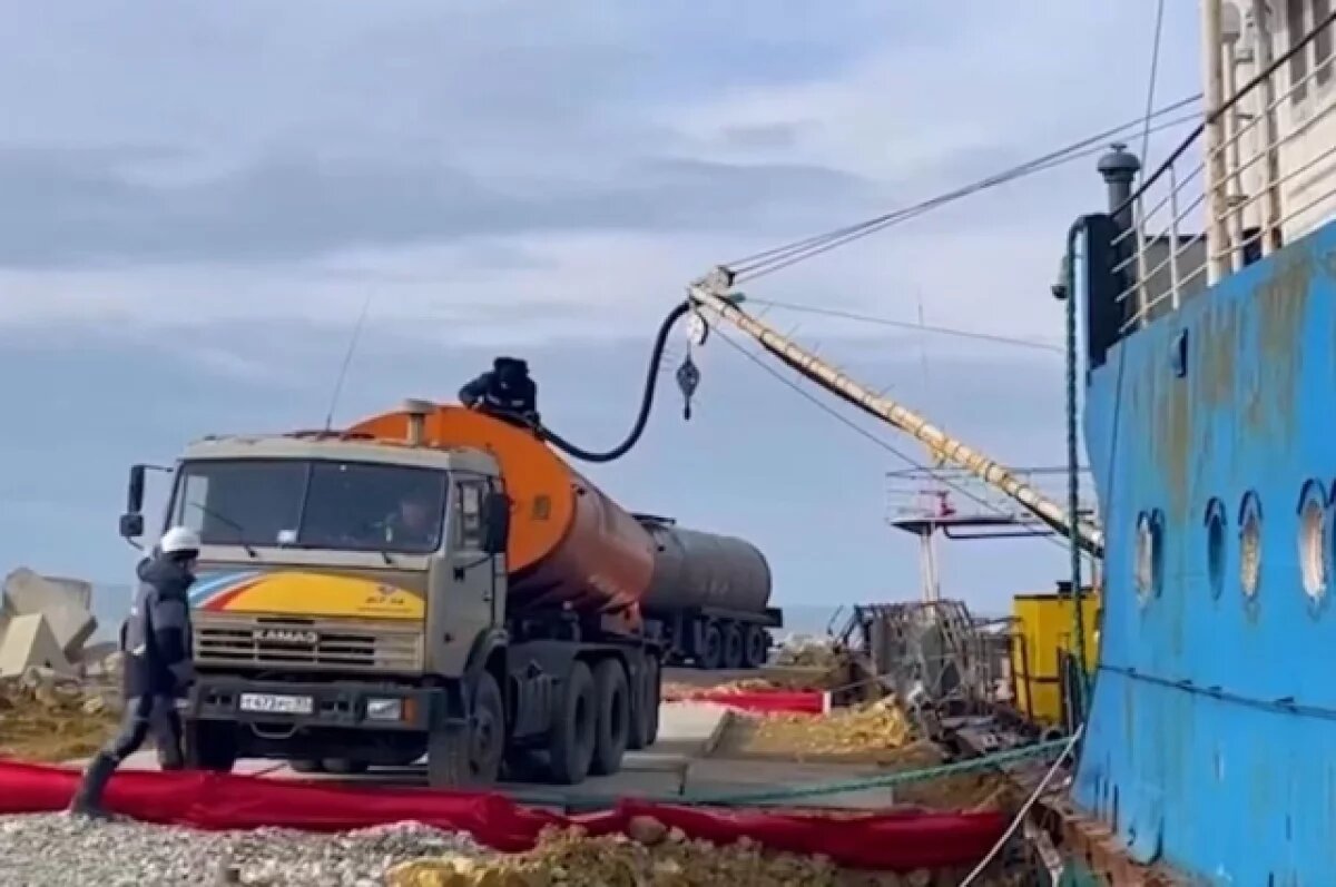    На Кубани из танкера «Волгонефть-239» откачали больше половины мазута