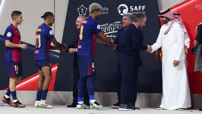    Игроки «Барселоны» на церемонии награждения после матча Супекубка Испании «Реал» — «Барселона» (2:5). 12 января. Джедда. Reuters