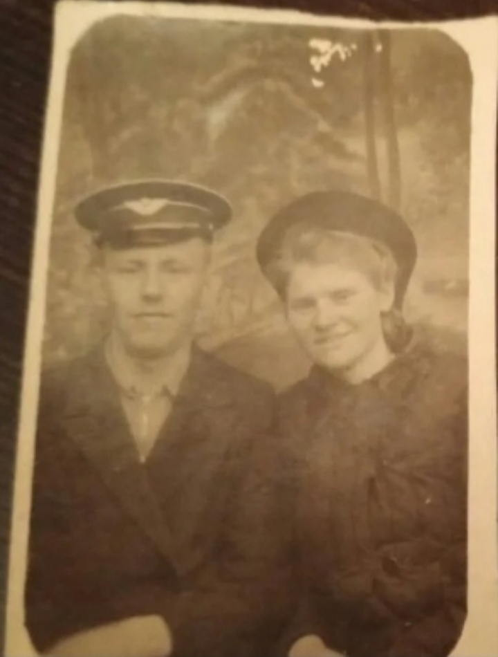 Дедушка и бабушка в молодости. 