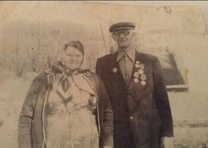 Дед и бабушка на дне Победы. 