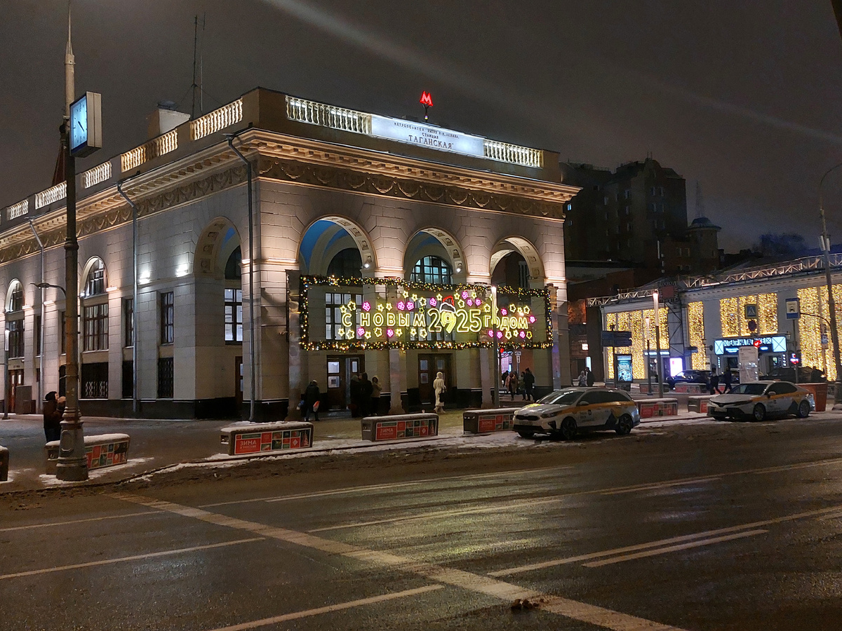 Красиво украшенная метро Таганская