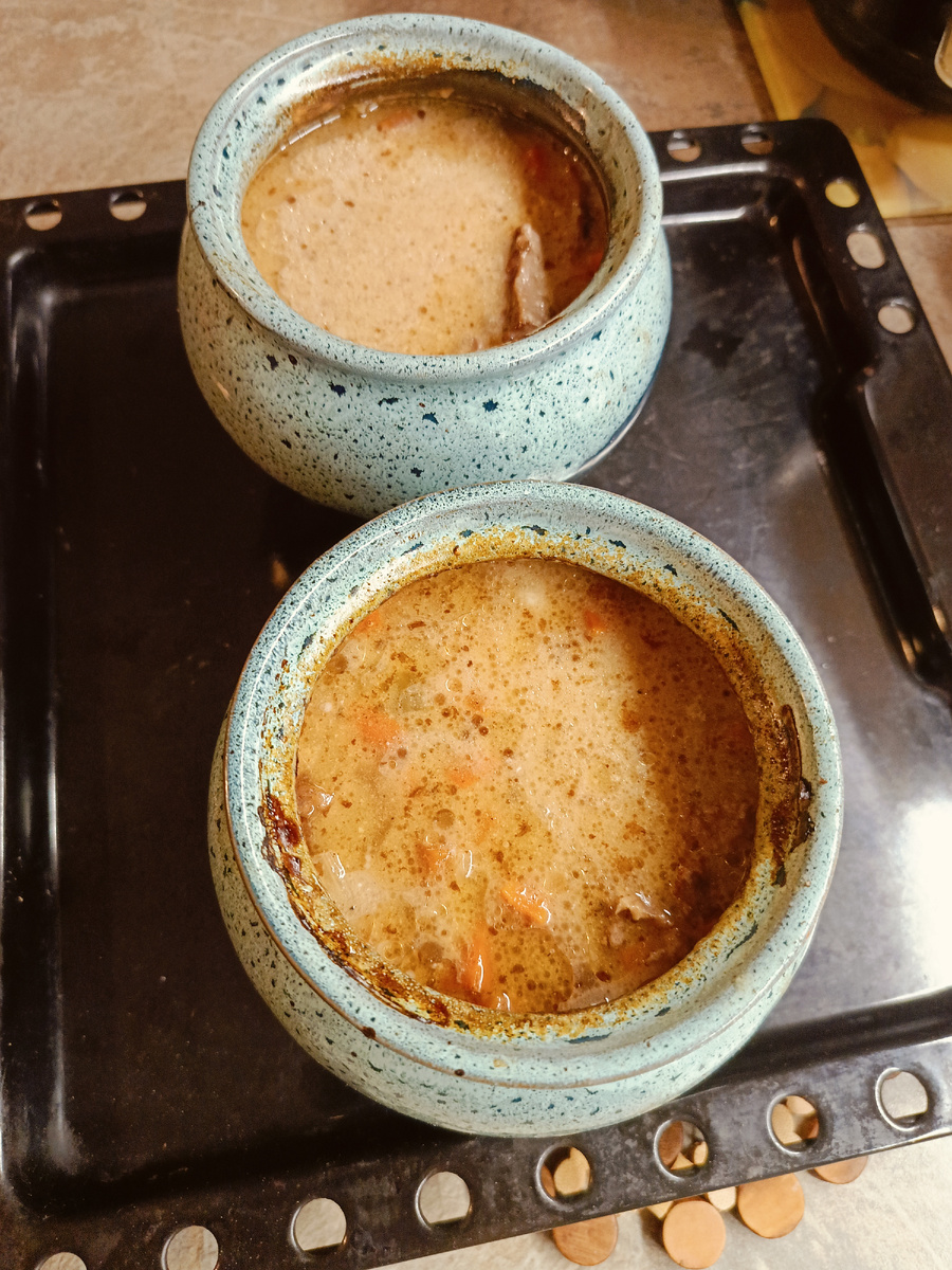 Добавляем сметану смешанную с мукой.


