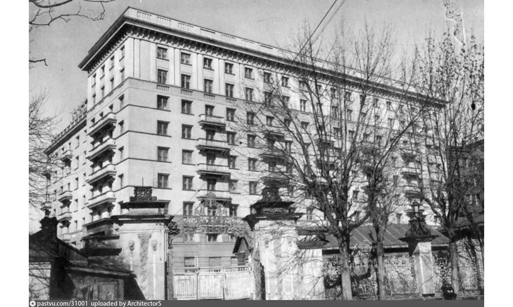 Вид из усадьбы Демидовых-Соллогуб-библиотеки имени К.Д. Ушинского, 1941