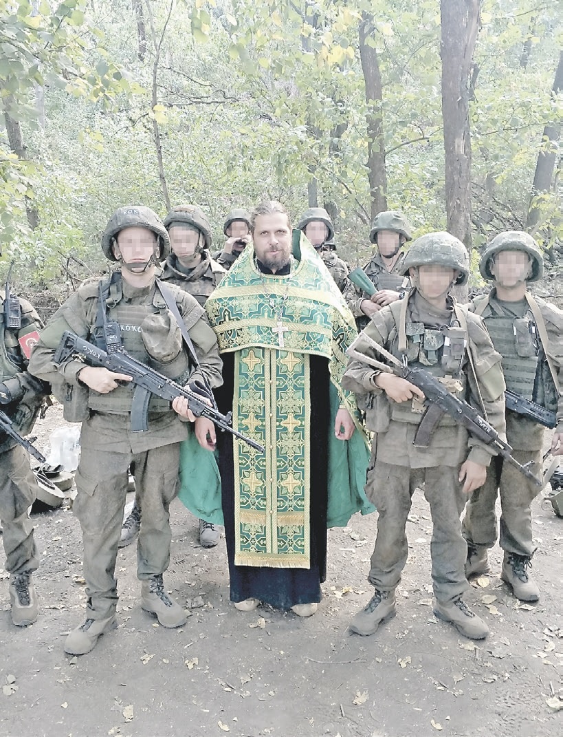 Священник с воинами на передоаой