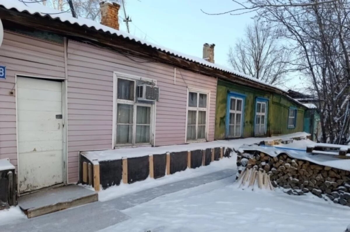    Выбиты окна, туалет на улице.